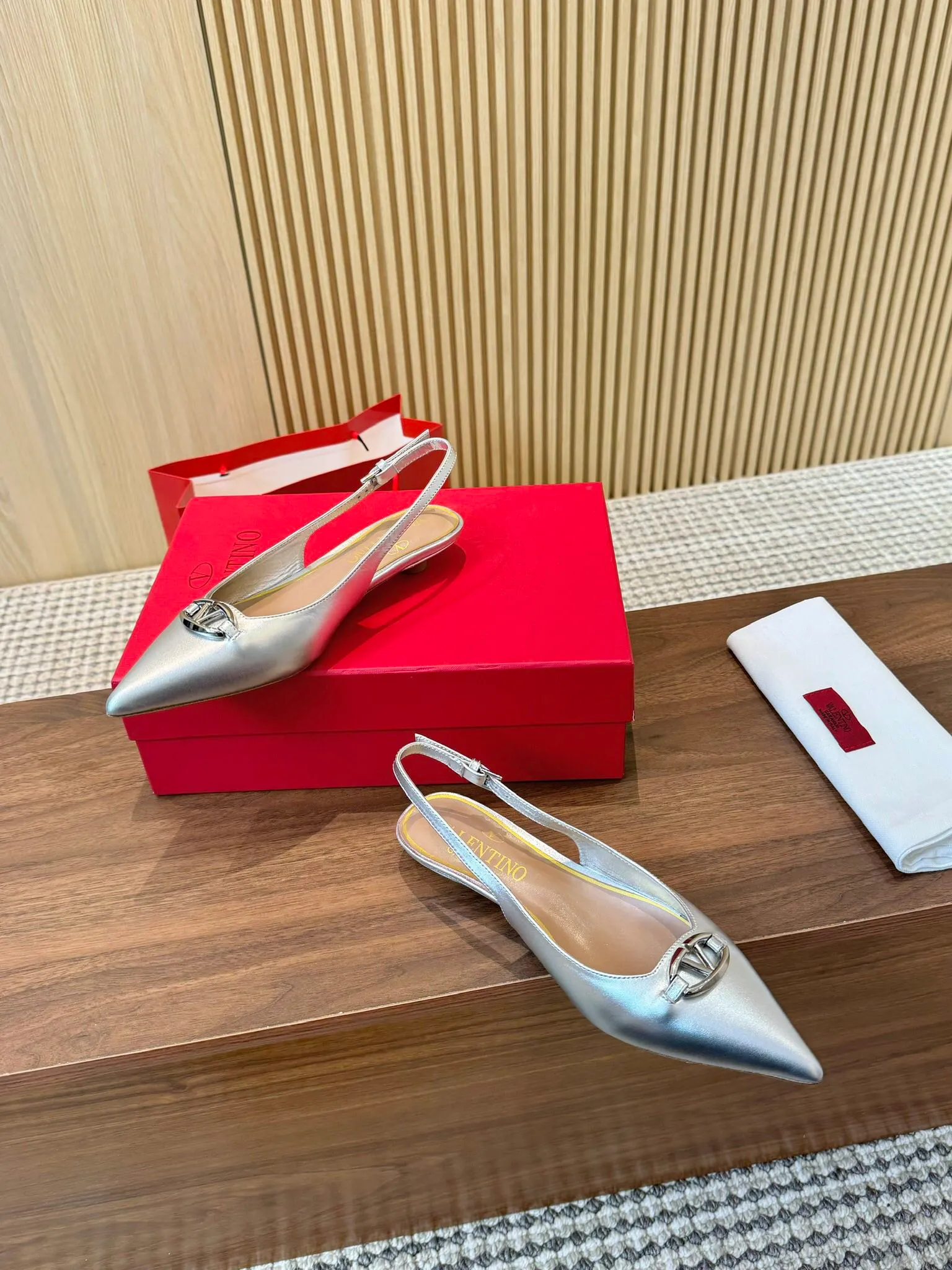 👟👟Ex-factory price 440👟👟 Genuine leather sole +40 Top version 𝑉𝐴𝐿𝐸𝑁𝑇𝐼𝑁𝑂 Valentino new spring and summer women's back hollow new sandals. The new generation of unique small "V" buckle brings out a full sense of luxury. The new season will live up to expectations! Worth buying★Absolutely high-grade❥Original method, Absolutely sensual❥Elegant style, creating a different feeling, simple and elegant style!  Code number: 35-41 (34-42 customized, non-returnable) Fabric: Imported matte cowhide Inner feet: Inner sheepskin Heel height: 3 types Heel height: 3cm➕6.5cm➕9.5cm